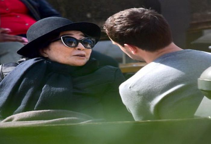 Di Usia 83 Yoko Ono Tetap Gaya